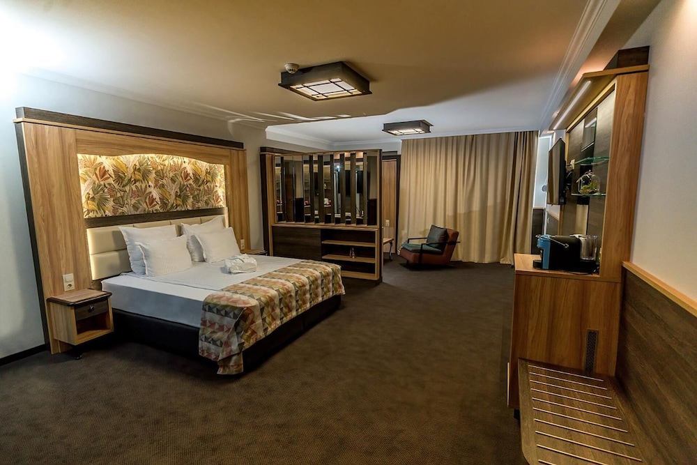 DELUXE, KING BED