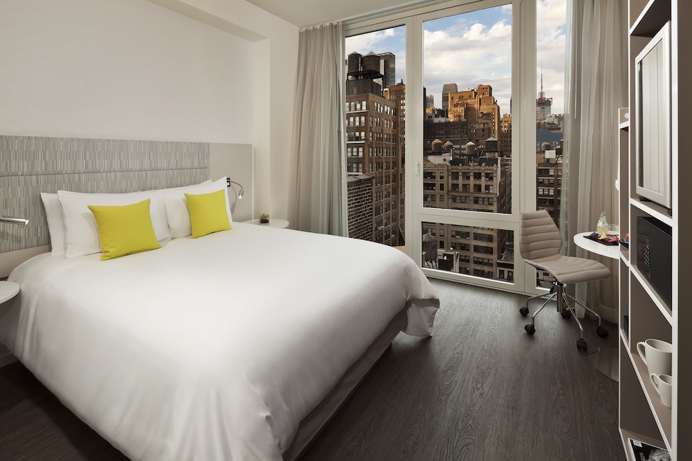 INNSIDE, QUEEN BED