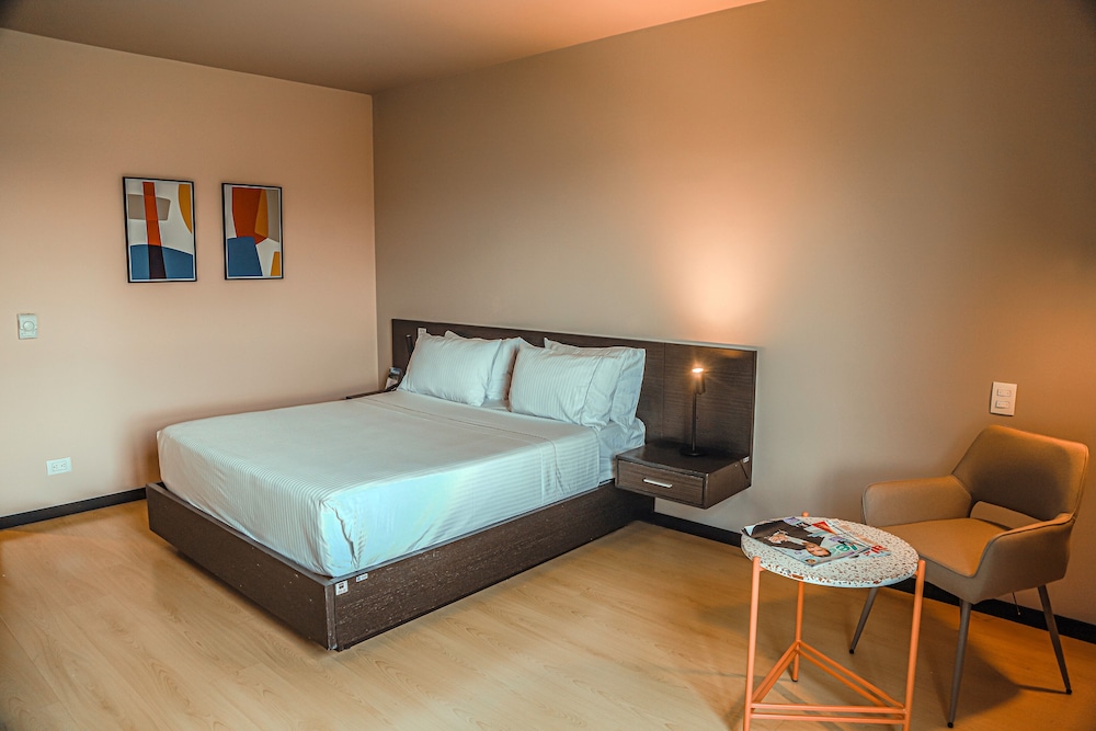 SUPERIOR, QUEEN BED