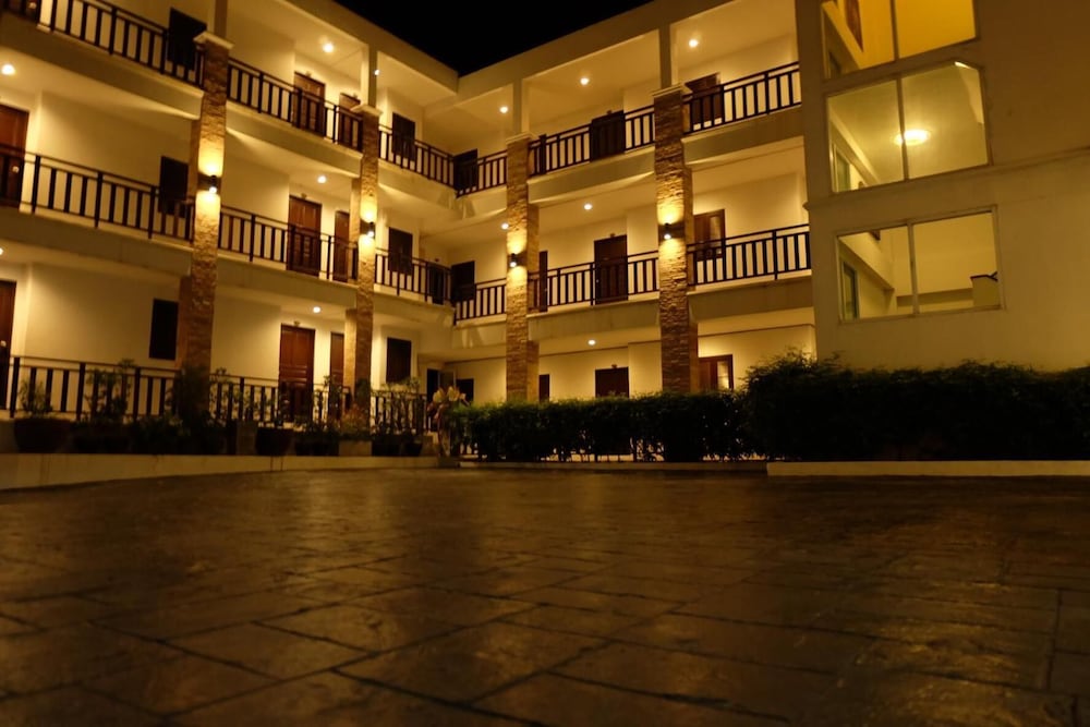 MM. Hill Hotel 53/58