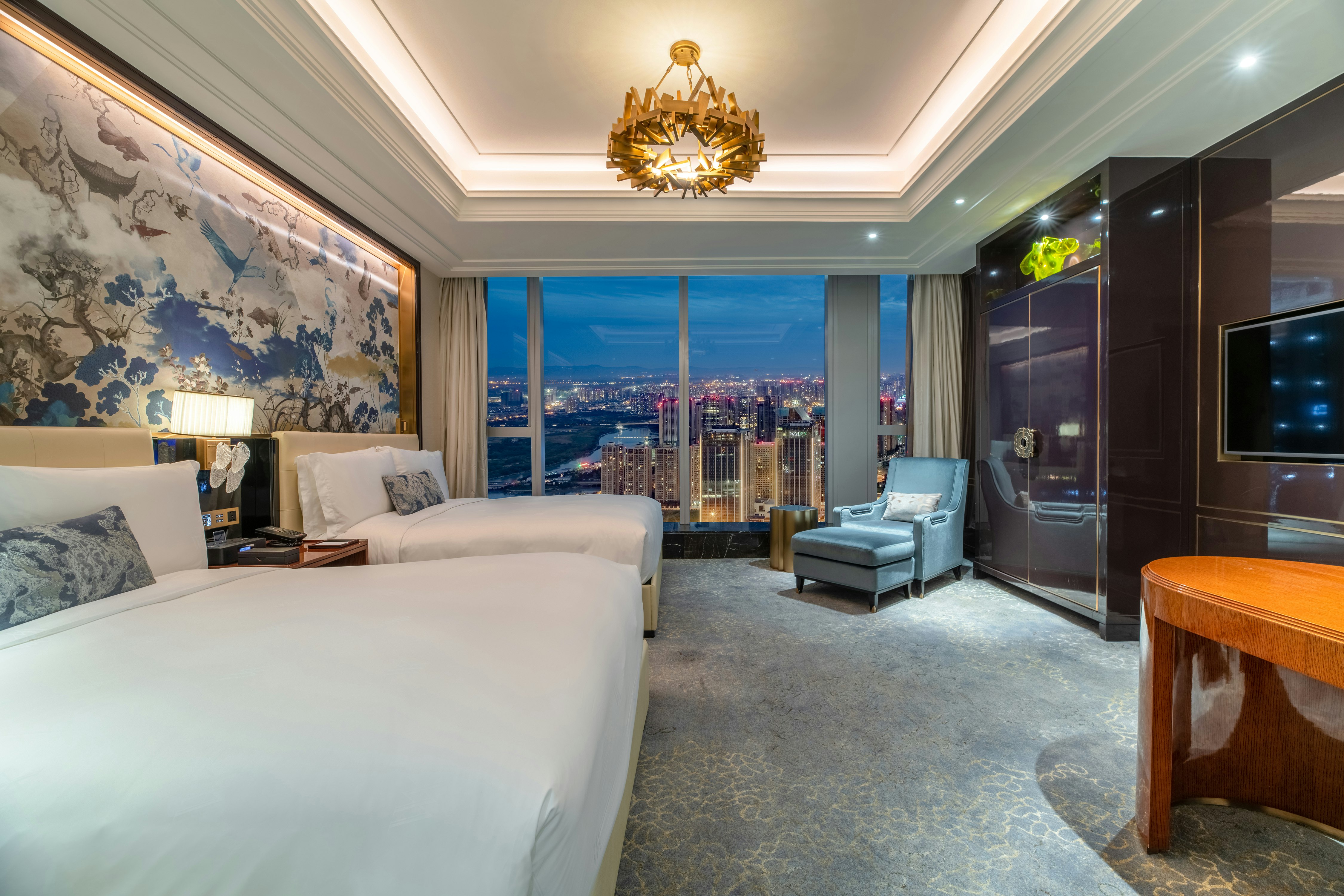 Skyline, 2 Queen Beds, Lake View