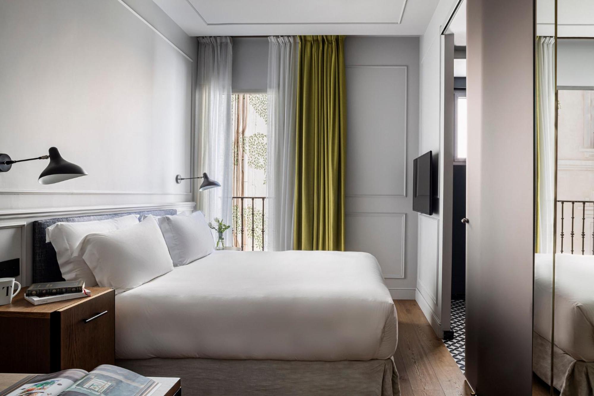 Tower, Queen Bed