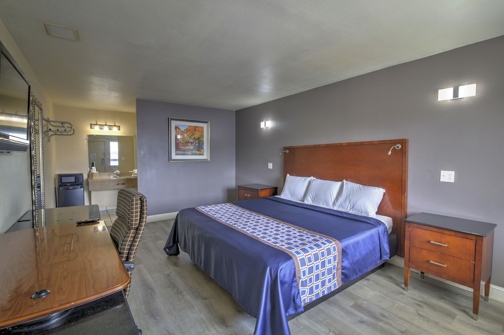 RENOVATED, STANDARD, KING BED, SMOKING