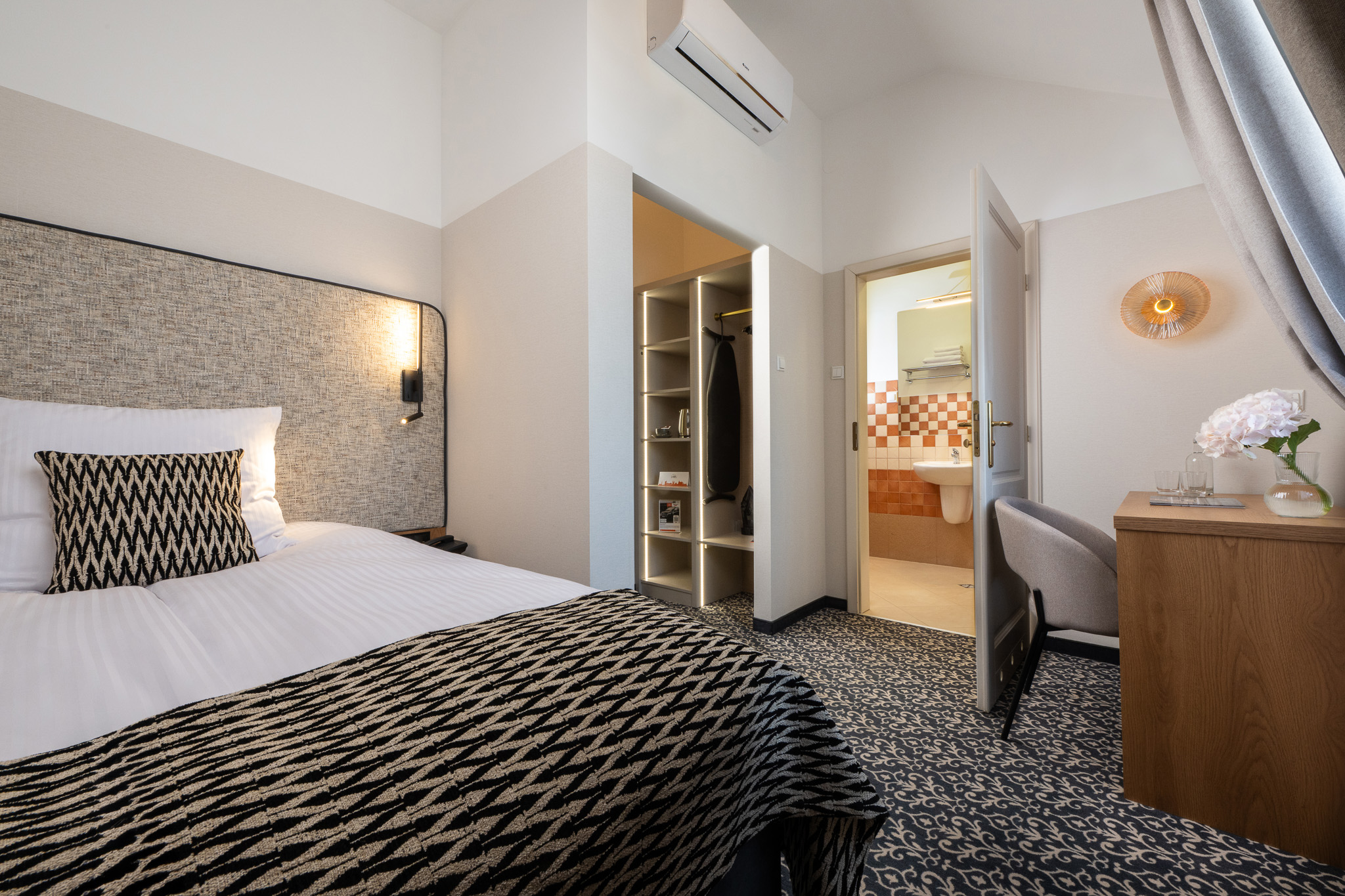 ROOM, SINGLE