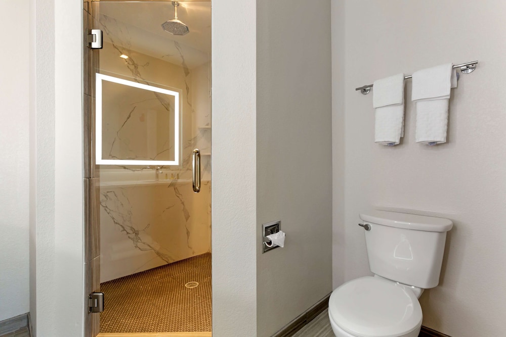 Best Western Plus Executive Residency Phoenix North Happy Valley 18/48