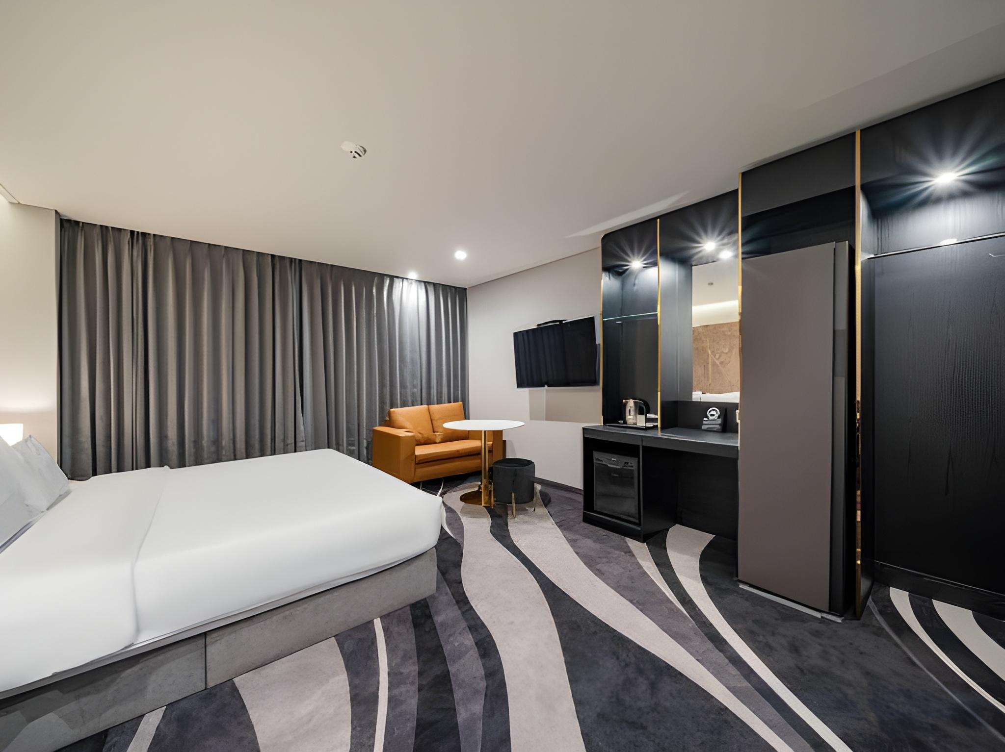 Executive, Queen Bed