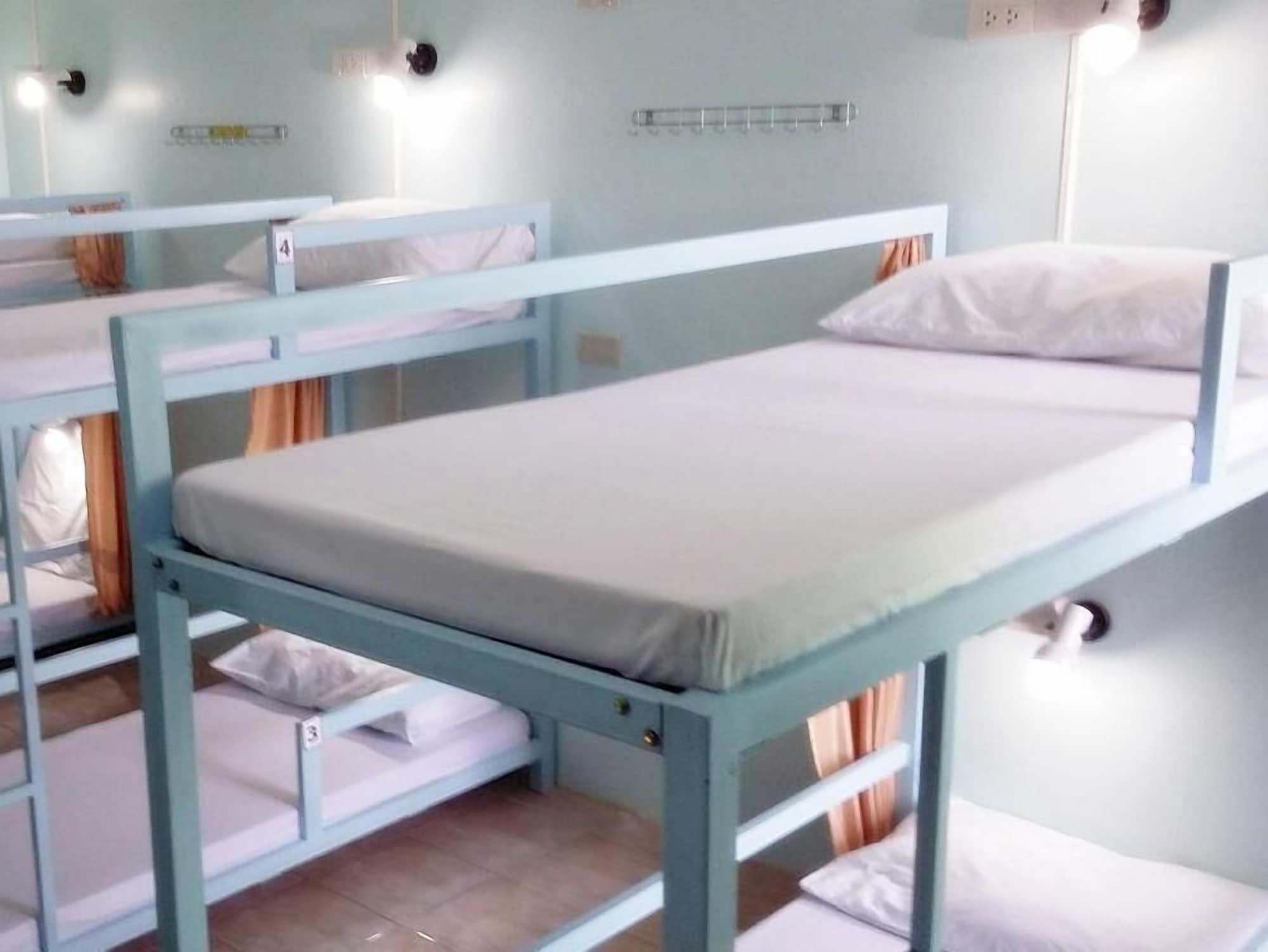 MIXED DORM, WITH FAN