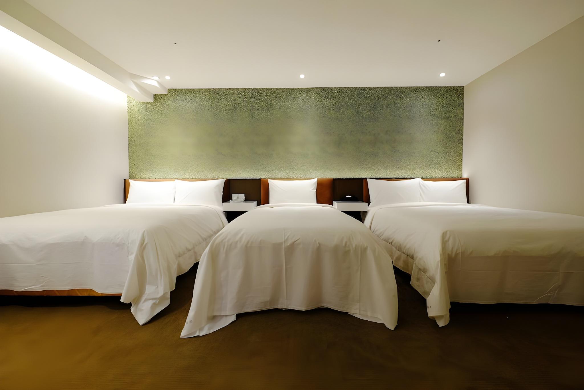 Grand, 3 Beds, No Window