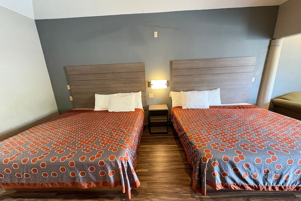Room, 2 King Beds, Kitchenette, Accessible 3/10
