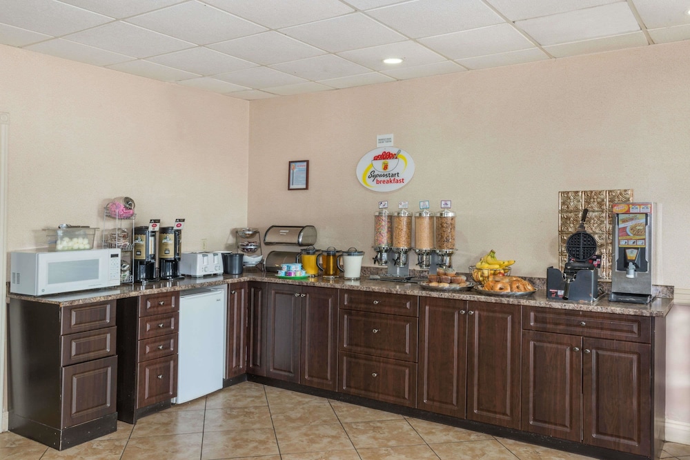 Super 8 by Wyndham Cambridge/Kitchener/Waterloo Area 6/33