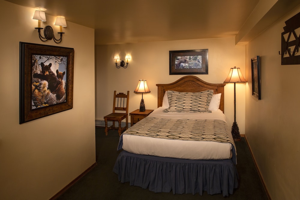 Alpine Village Suites 8/50