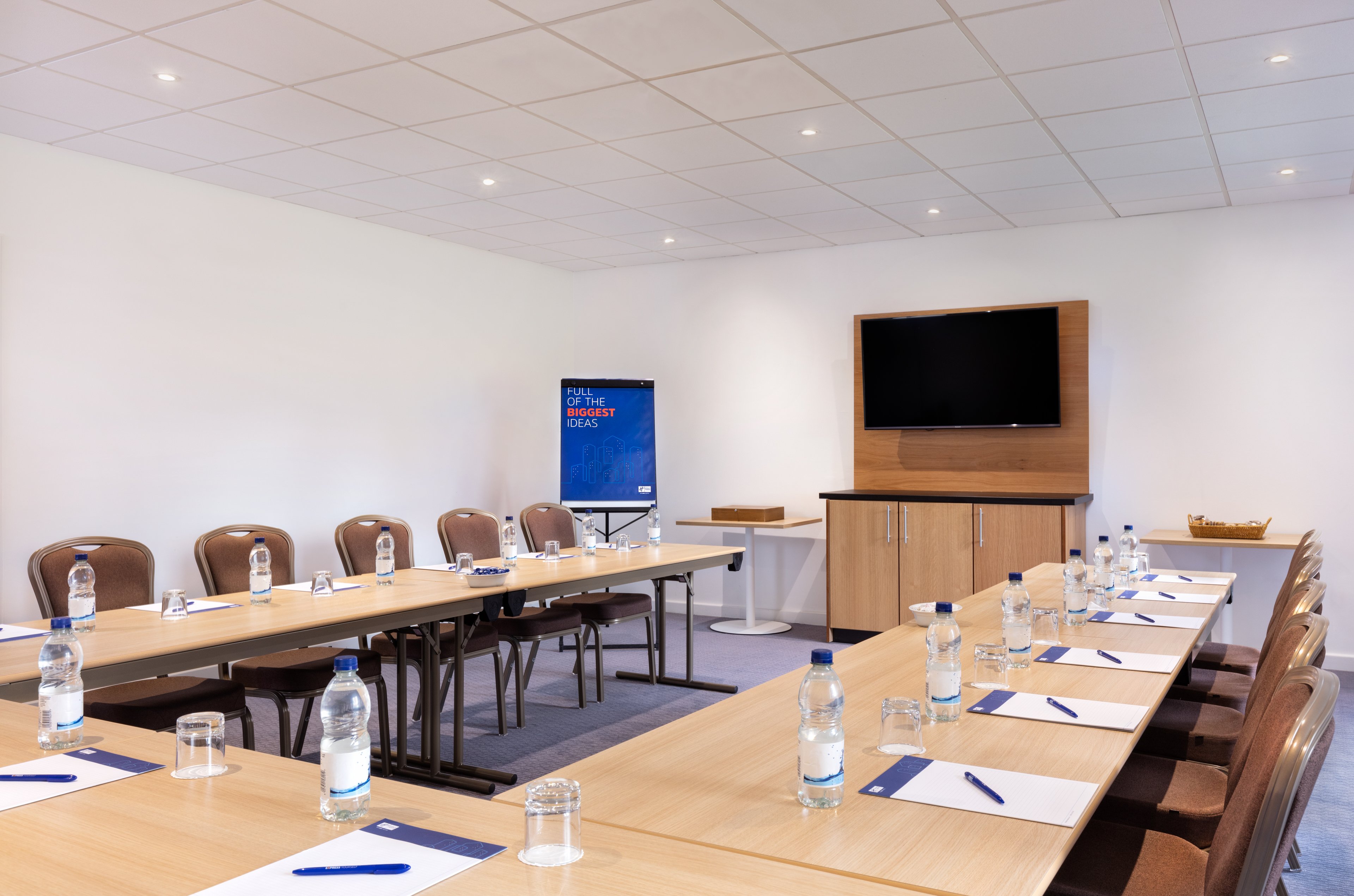 Holiday Inn Express Strathclyde Park M74 Jct 5 37/43