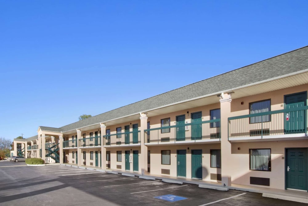 Days Inn By Wyndham Lexington Sc 3/18