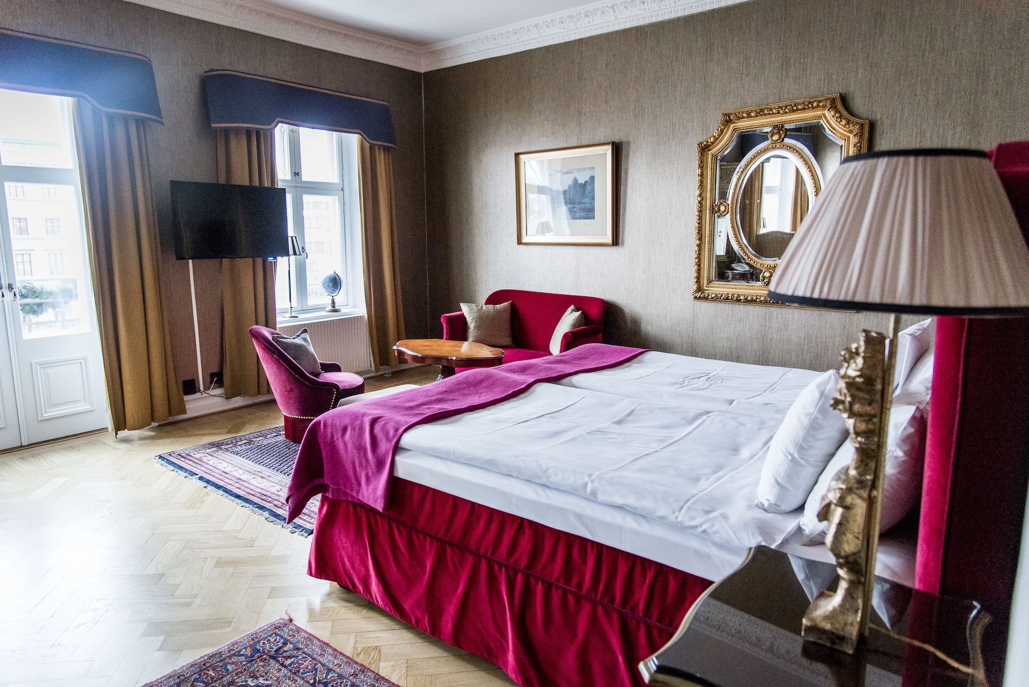 غرفة تنفيذية بسرير كينج بإطلالة على المدينة بشرفة، Hotel Eggers 5/8