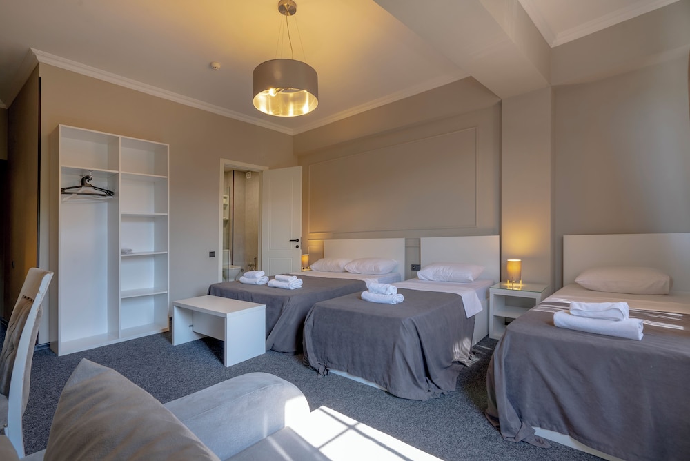 Hotel Piazza 12/50