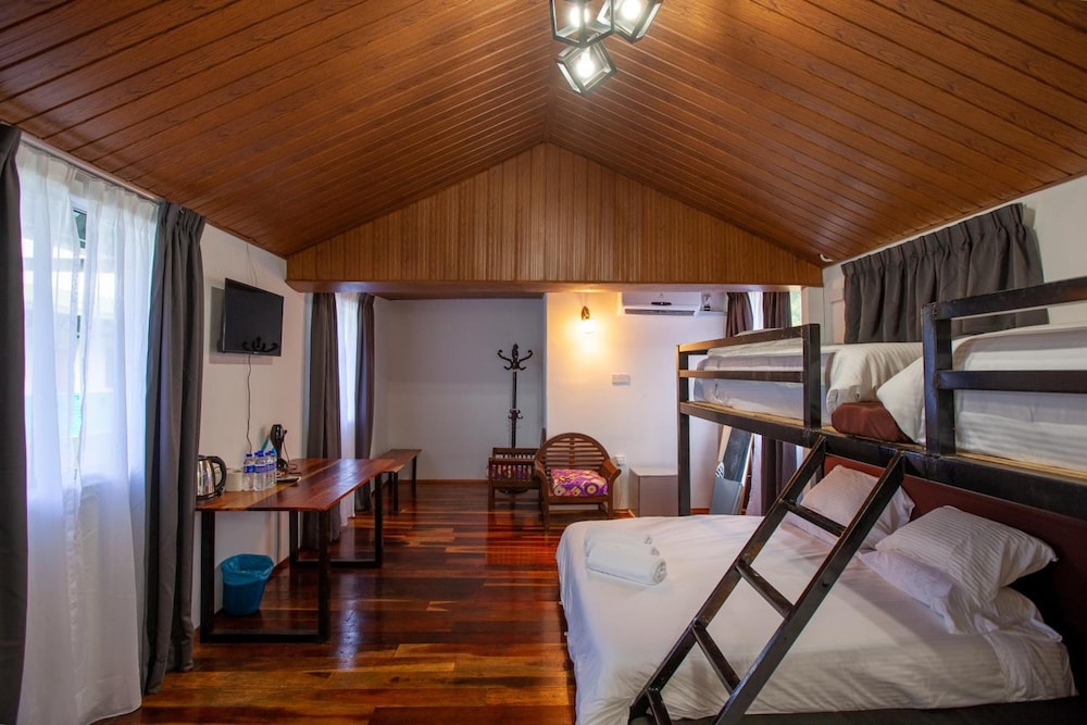 Joe Fisherman Inn 24/53