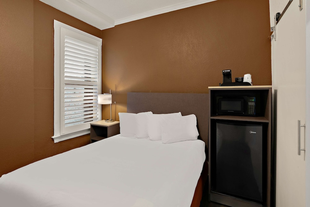 STANDARD, QUEEN BED