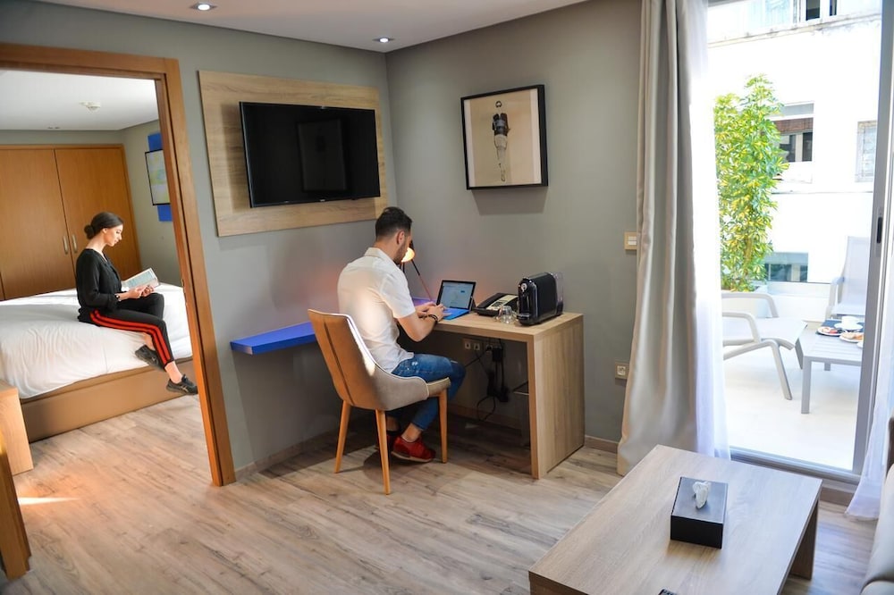 SENIOR, APARTMENT