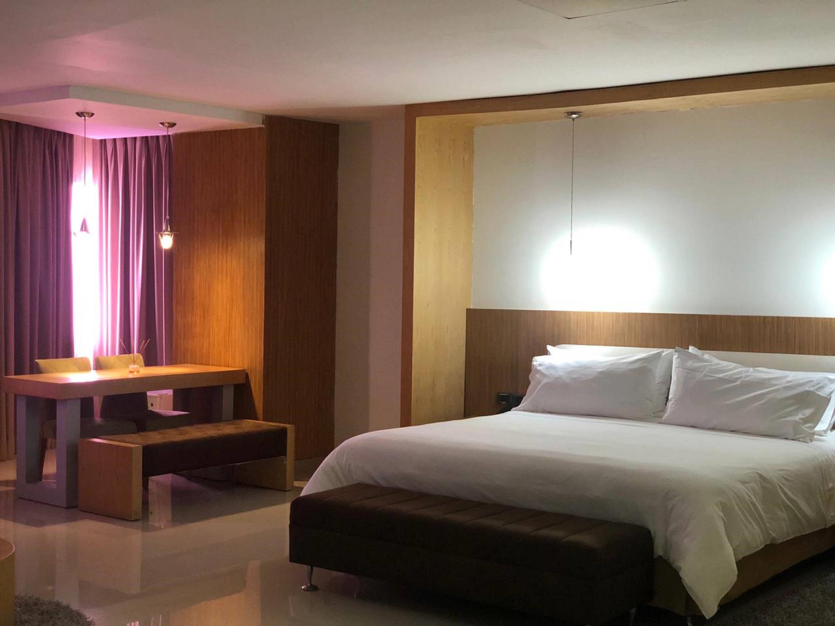 SUITE, KING BED