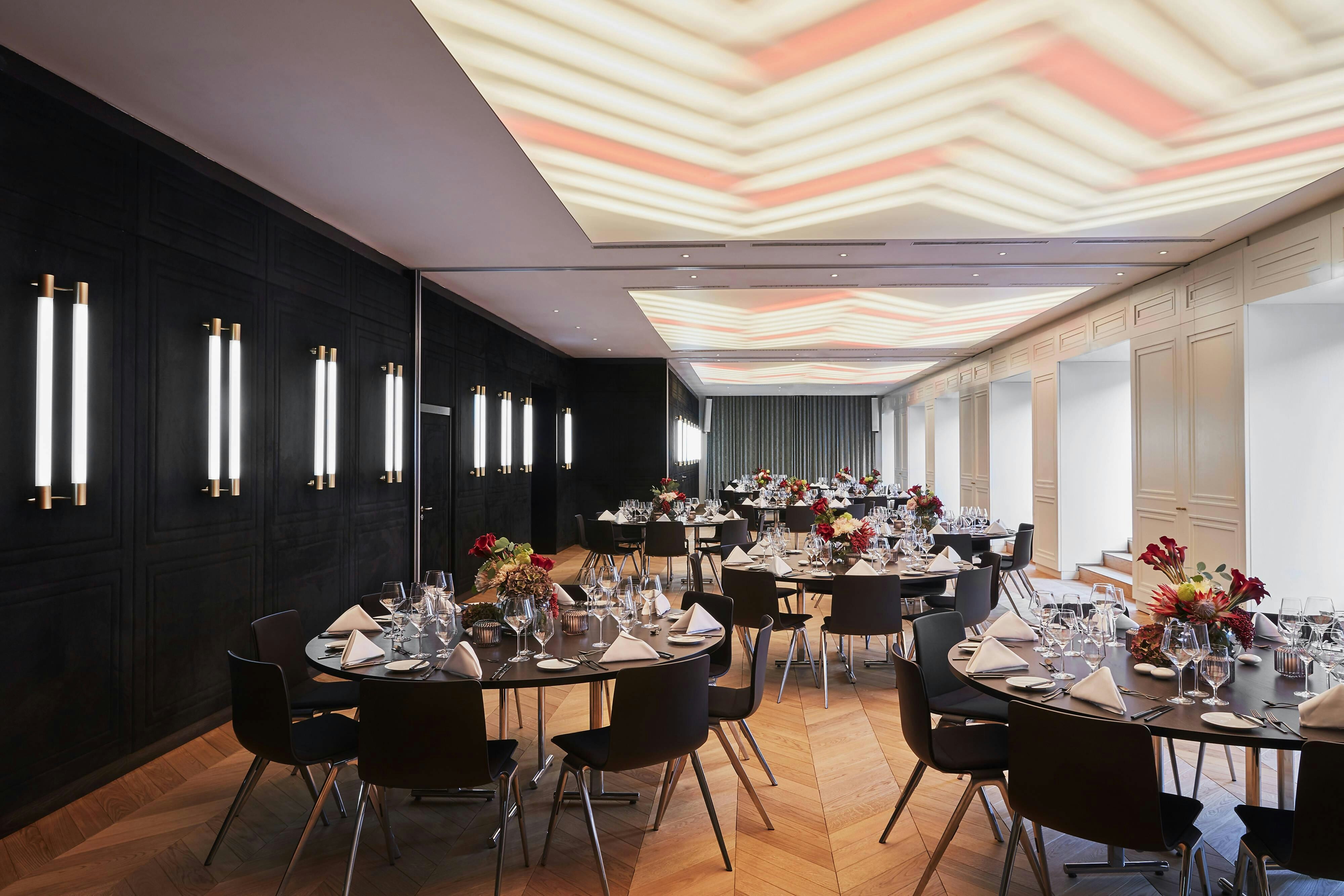 Roomers Munich, Autograph Collection 43/56