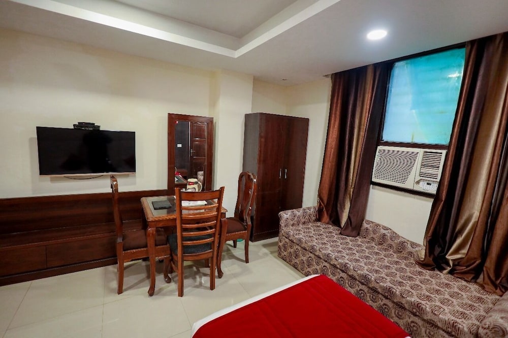 Hotel The Paramont Delhi 48/50