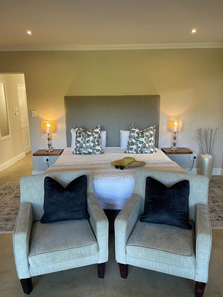 Plumwood Boutique Hotel 28/32