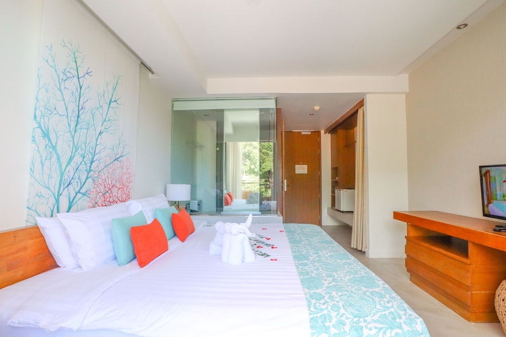 DELUXE, PARTIAL SEA VIEW, BALCONY