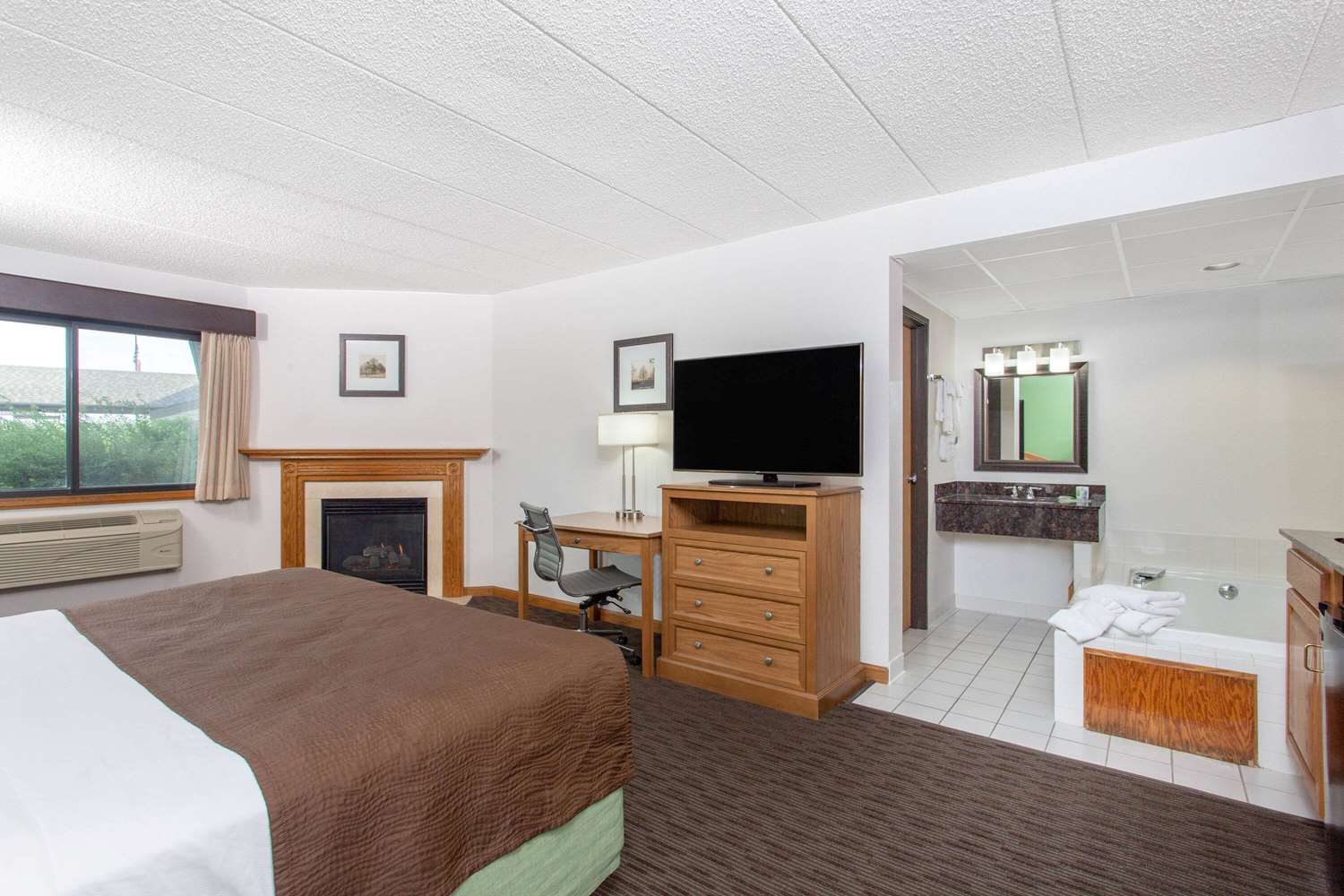 AmericInn by Wyndham Eau Claire 7/28