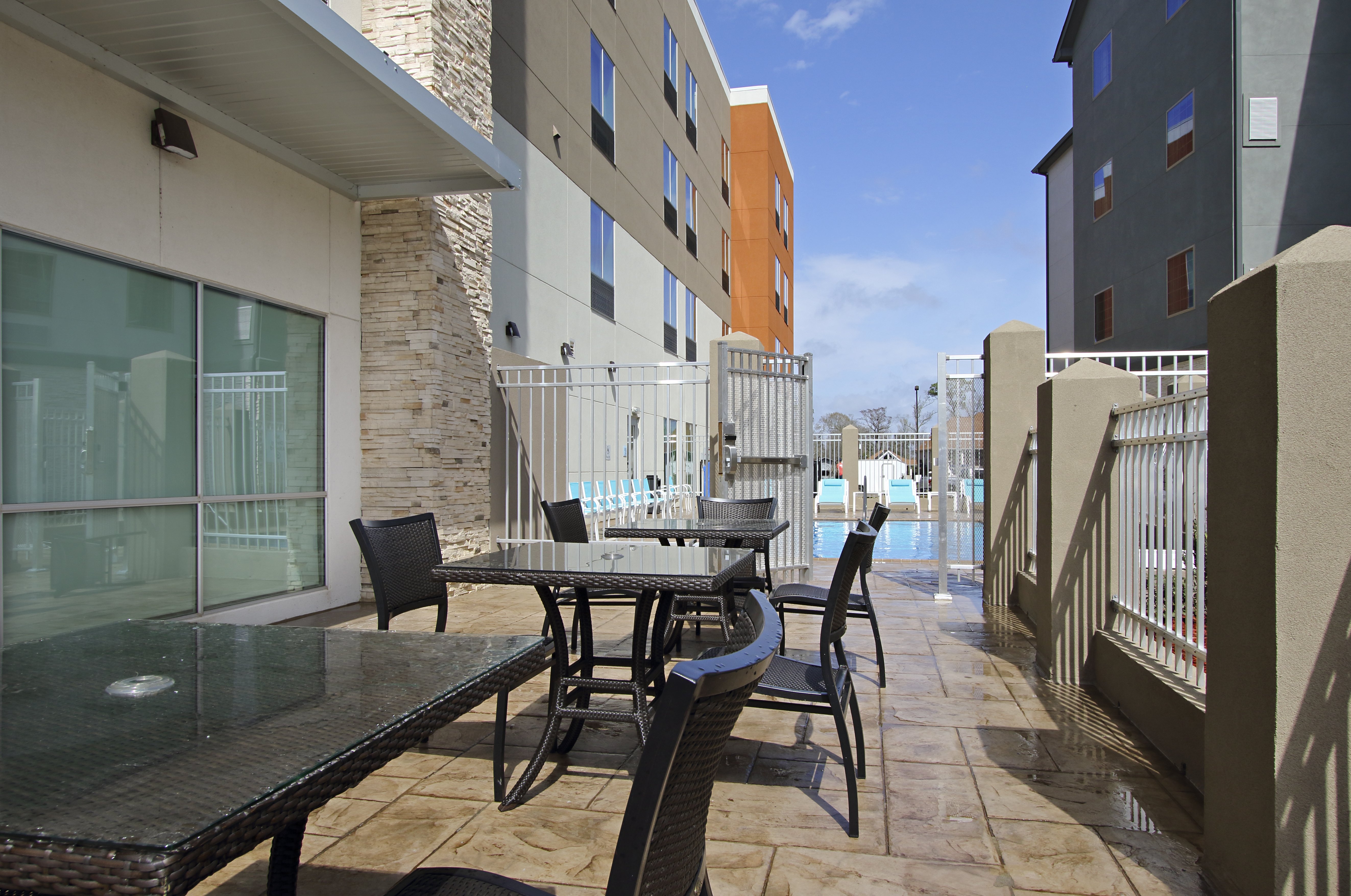 Holiday Inn Express & Suites Lake Charles South Casino Area 24/55