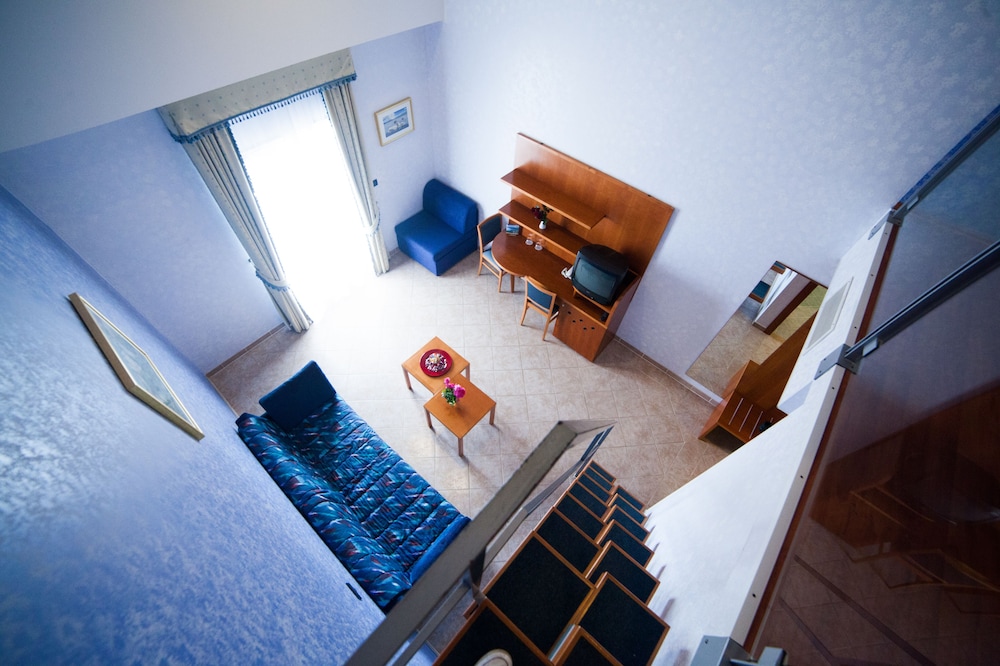 HOTEL ZLATNI LAV 25/37