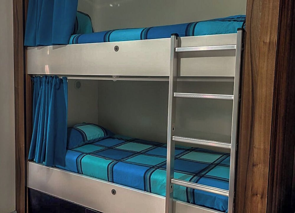 FEMALE DORM, 6 PEOPLE