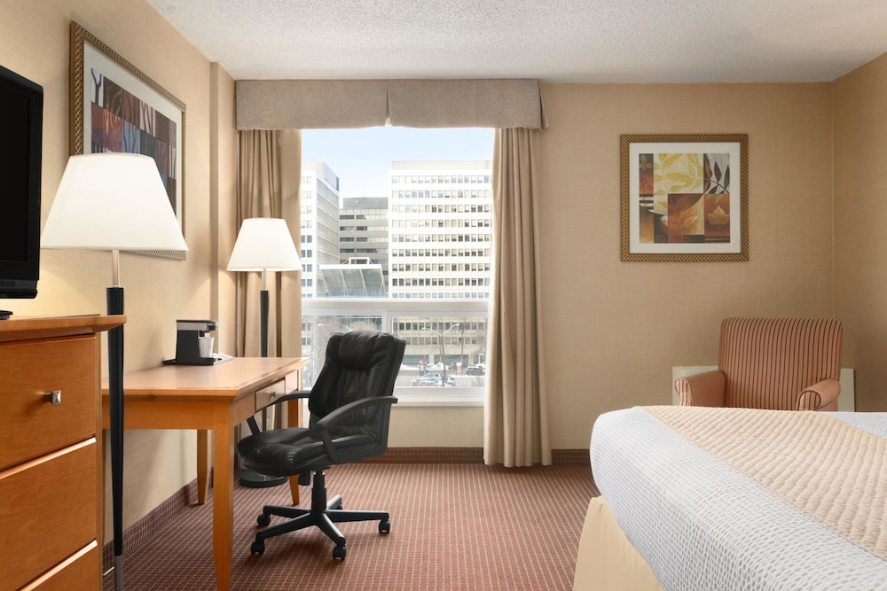 Days Inn by Wyndham Edmonton Downtown 16/38