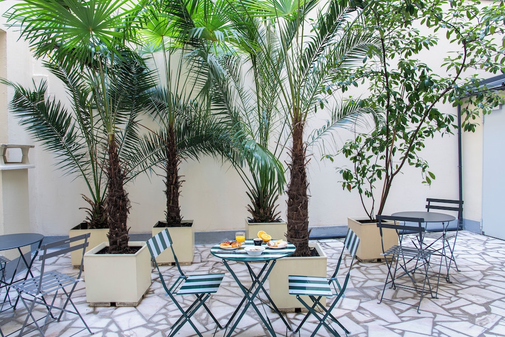 Est Hotel 45/52