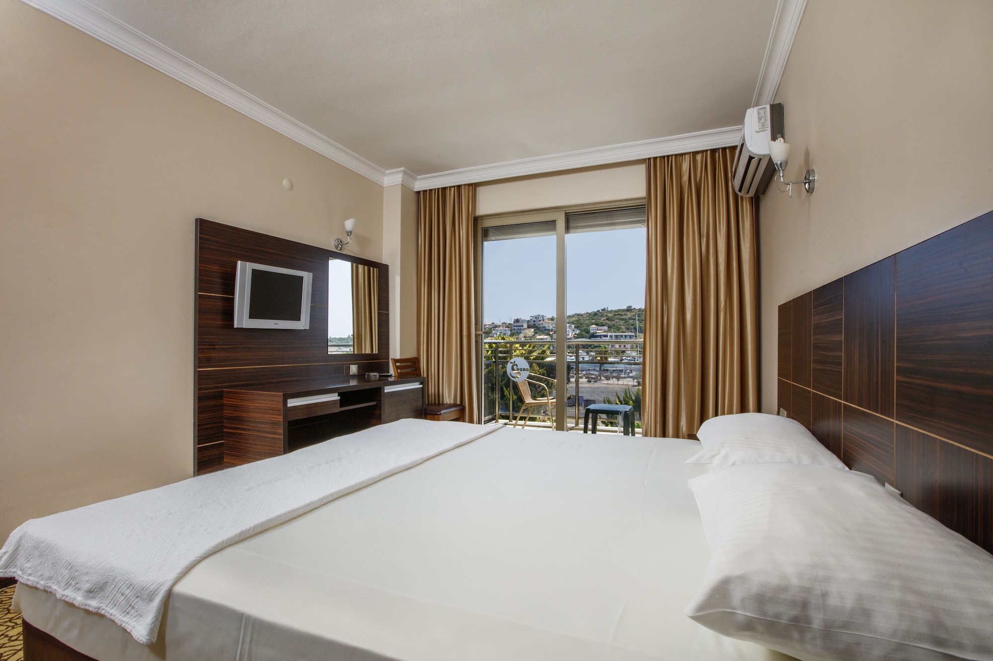 ROOM, DOUBLE OR TWIN BED