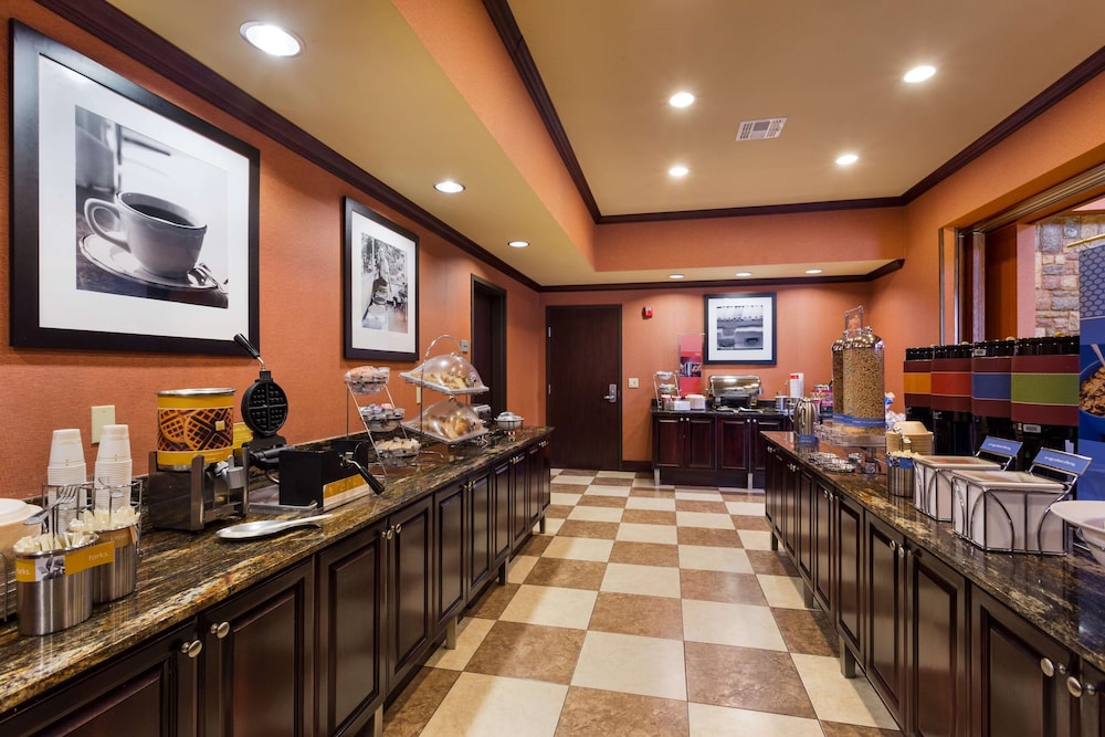 Hampton Inn & Suites Mission 41/54