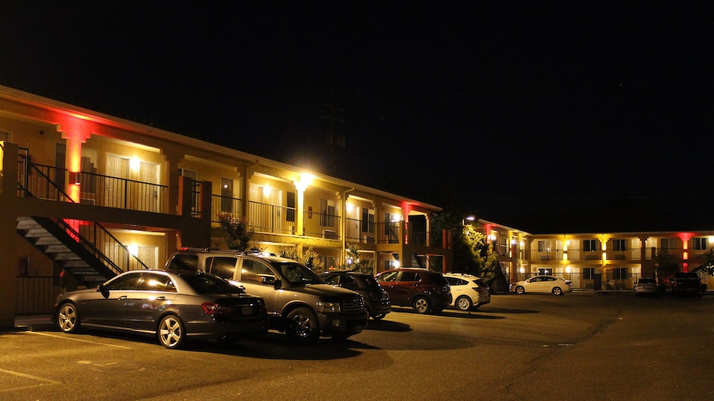 Econo Lodge Inn & Suites Lodi 10/28