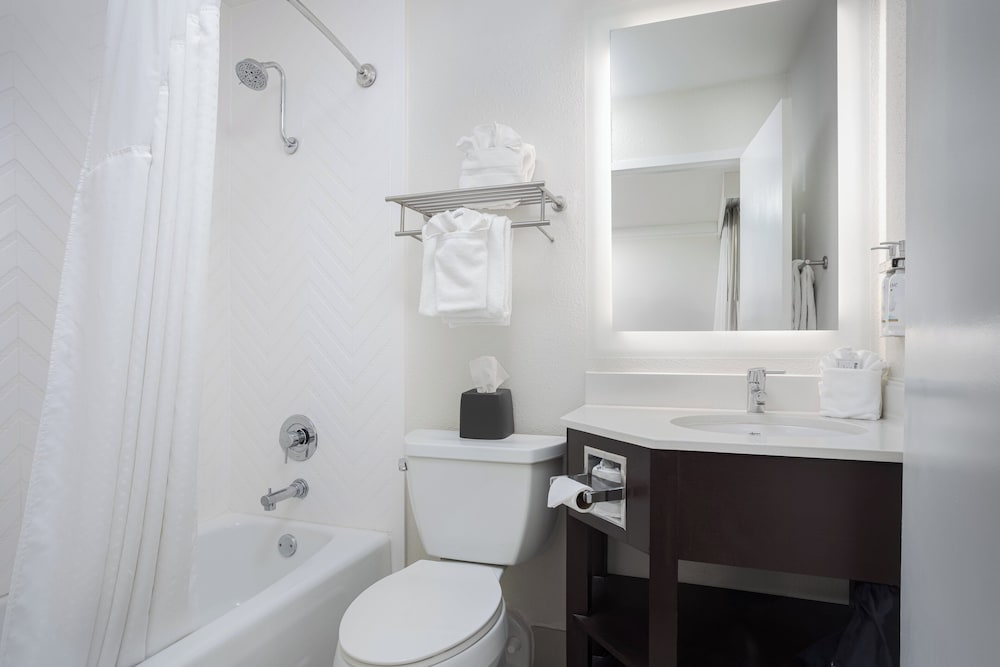 Room, 2 Queen Beds, Ocean Front, Balcony, Holiday Inn Oceanfront At Surfside Beach 7/7