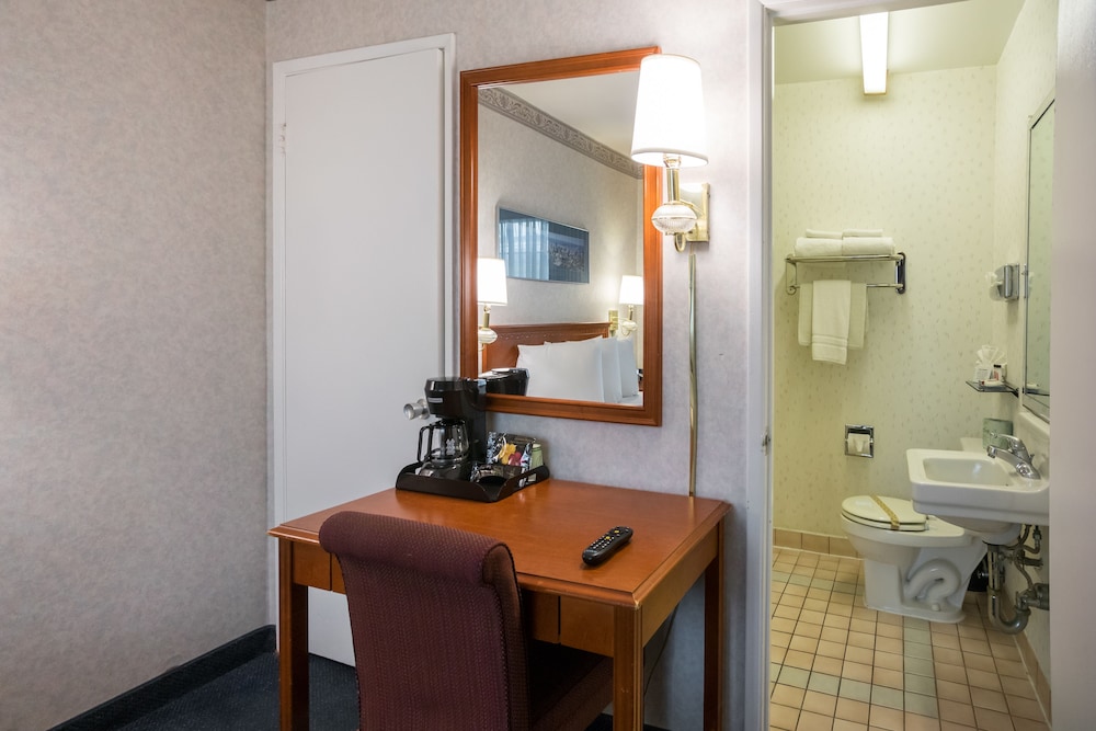Nob Hill Motor Inn 33/40