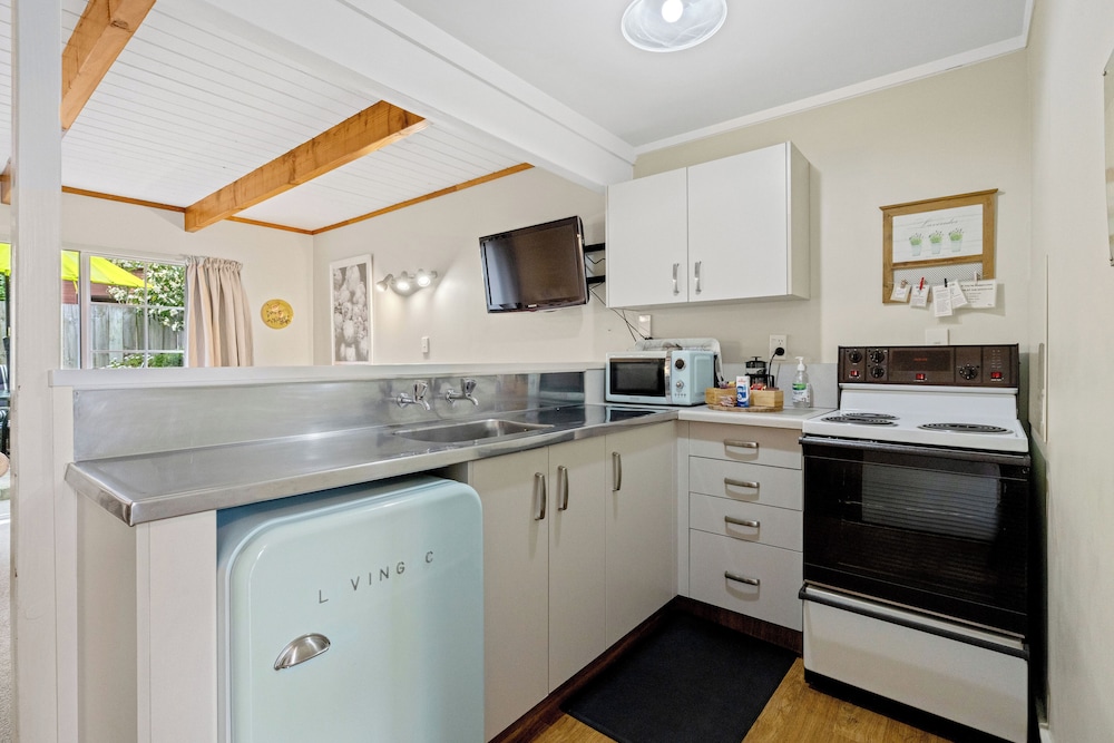 Cottage Mews Motel 8/72