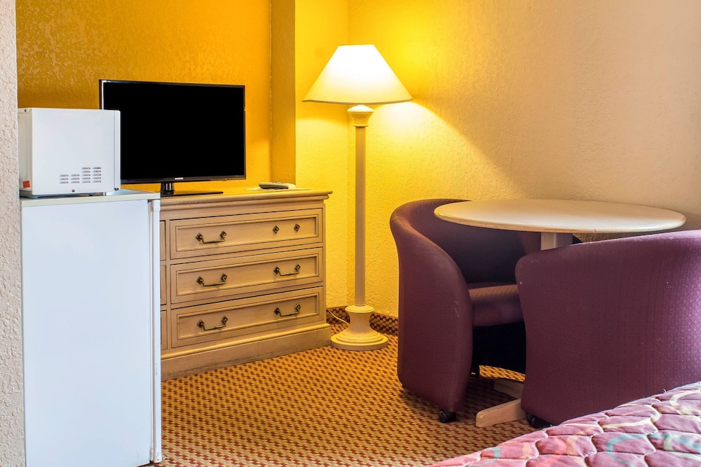 Econo Lodge Inn & Suites Walnut 18/30