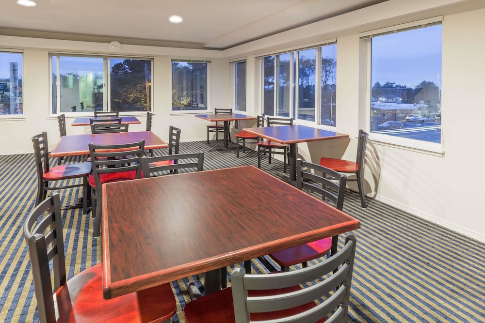 Travelodge By Wyndham Depoe Bay 42/50