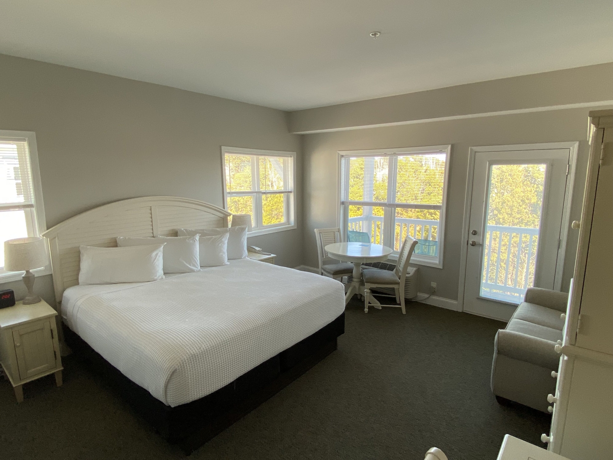 استوديو بسرير كينج بإطلالة على المسبح بغرفة نوم واحدة بمطبخ صغير، River Hotel of Southport 2/4