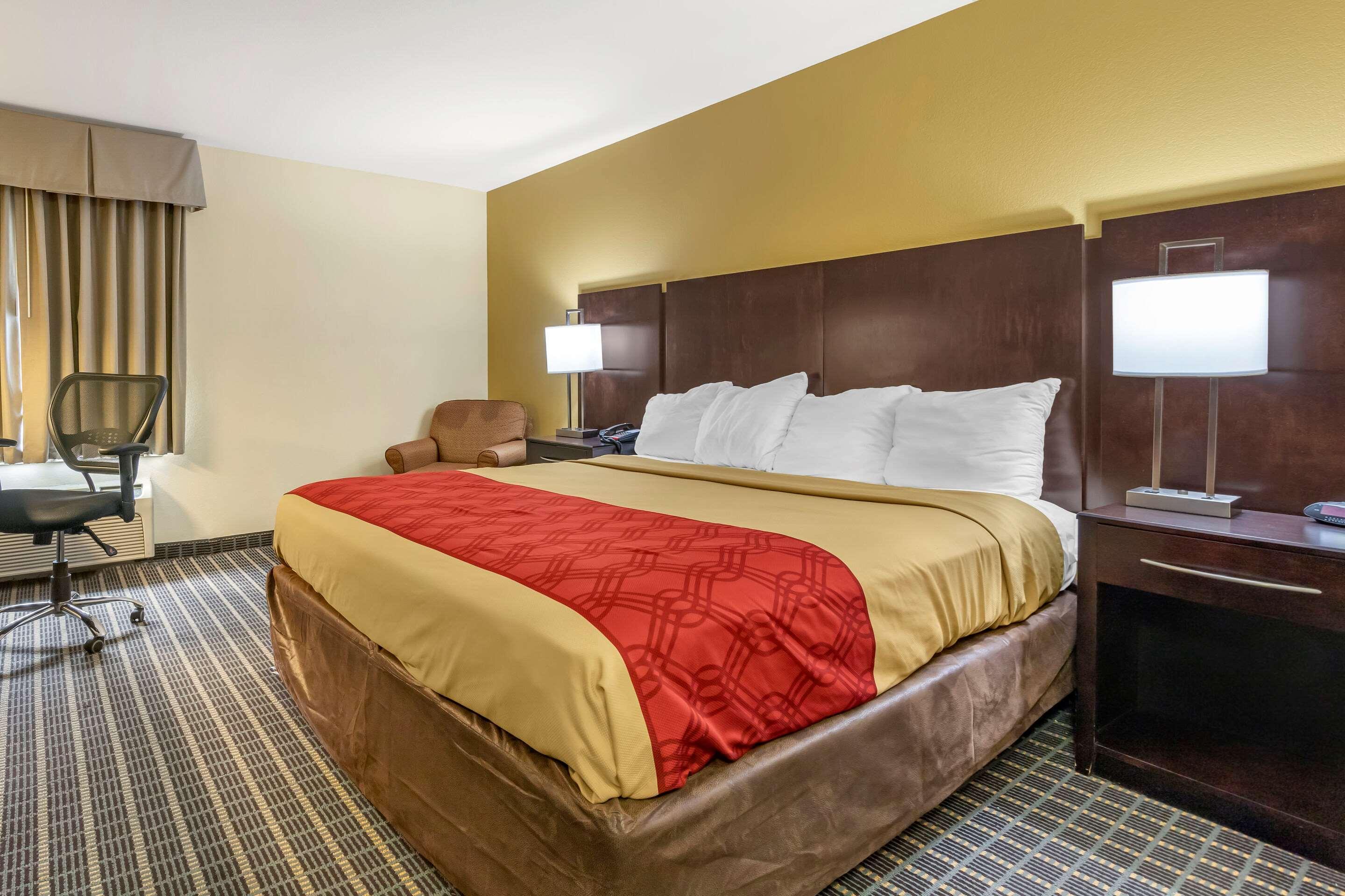 ROOM, KING BED