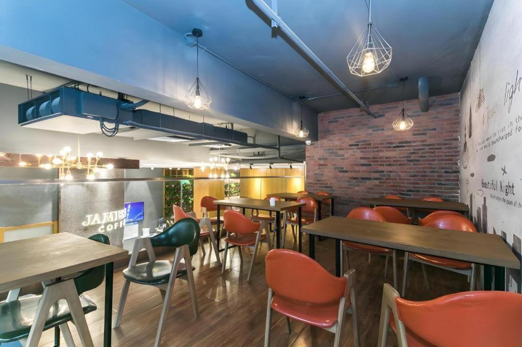 James Joyce Coffetel (Tianjin Railway Station) 48/54