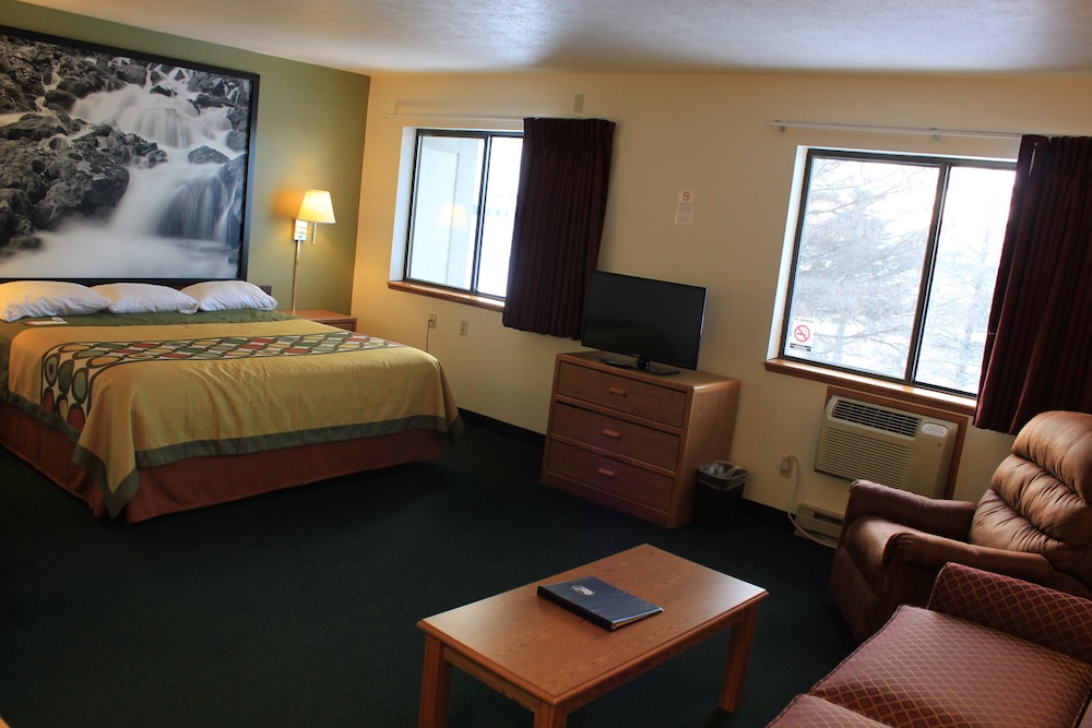 Super 8 By Wyndham Antigo 10/24
