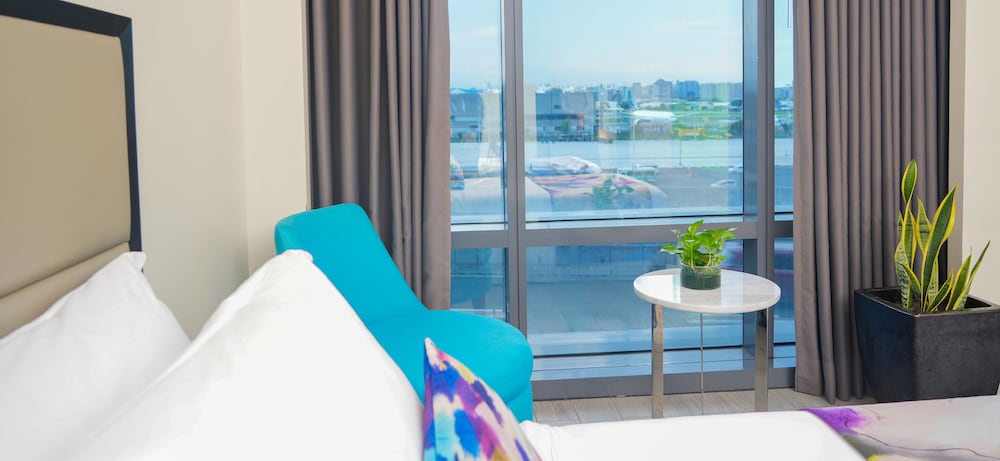 Classic Queen with Access to Pool and Gym
