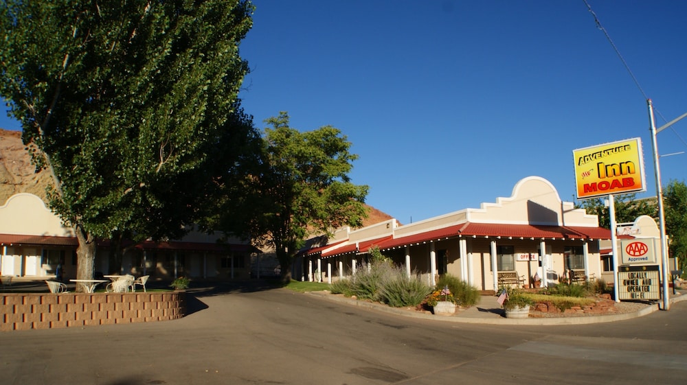 Adventure Inn & Motel 31/43
