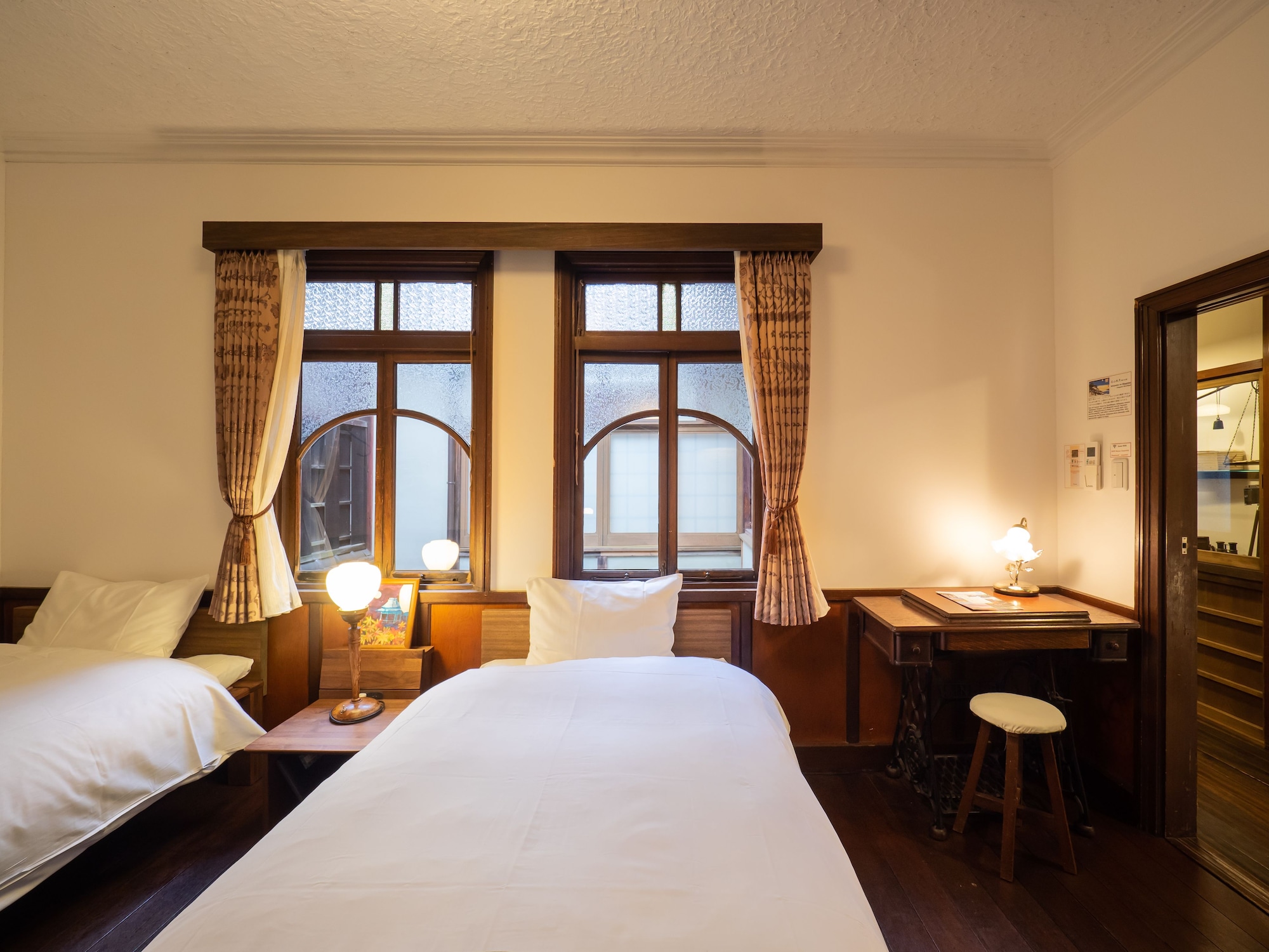 BASIC, TWIN BEDS, SHARED BATHROOM