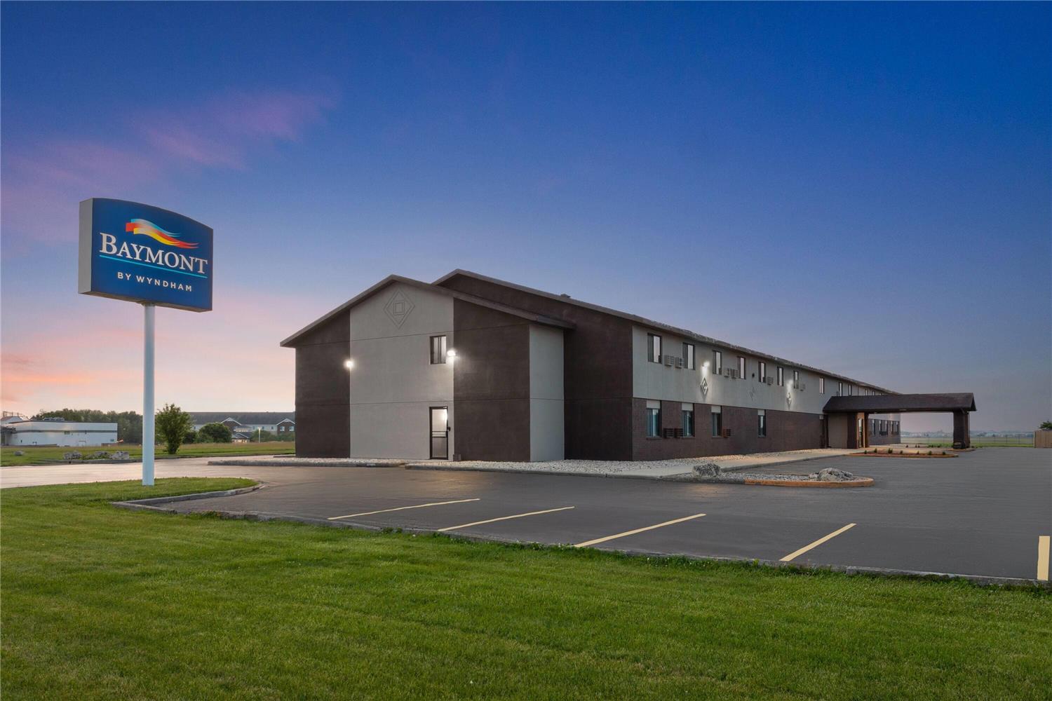 Baymont by Wyndham Oshkosh Airport 30/32