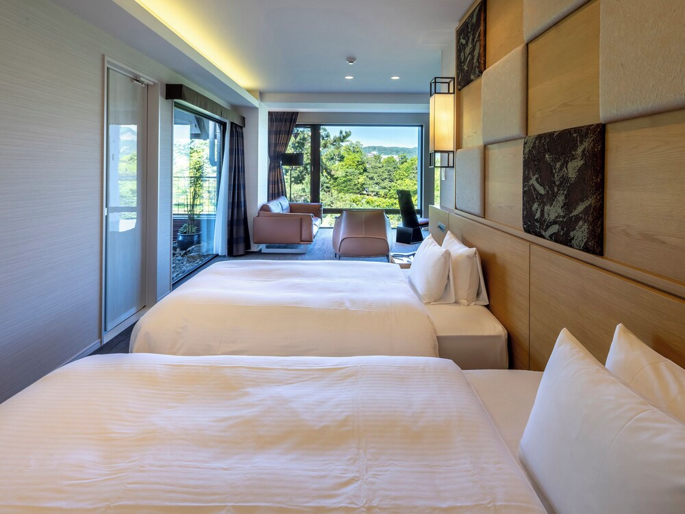 RIVER, SUITE